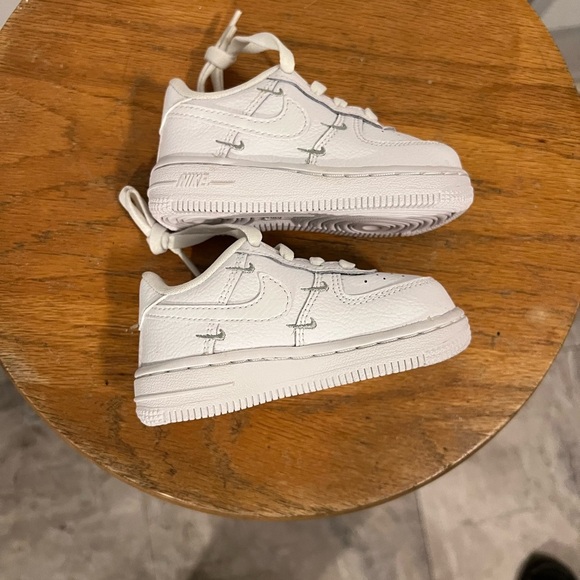 Nike Kids White Sneakers Air Force 1 size 5c - Picture 2 of 11